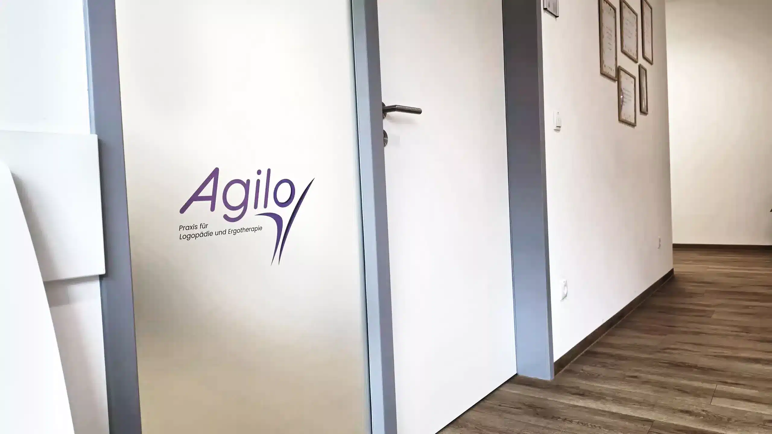 Agilo Logo neben einer Innentür